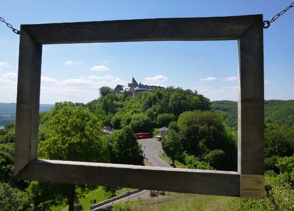 Waldeck - raamzicht naar het kasteel