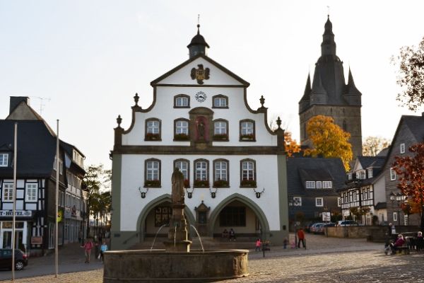 historischer Marktplatz & Rathaus Brilon