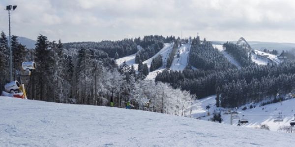 Wintersport op de skischans Winterberg St. Georg